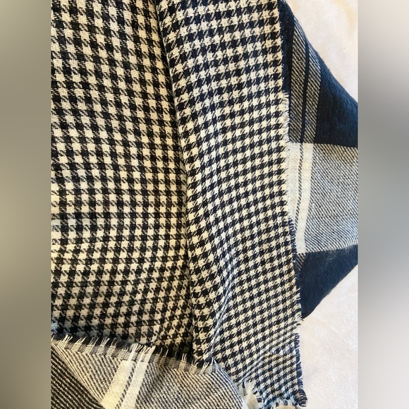 Womens Navy and Off White Reversible Plaid Shawl Wrap - Picture 9 of 10